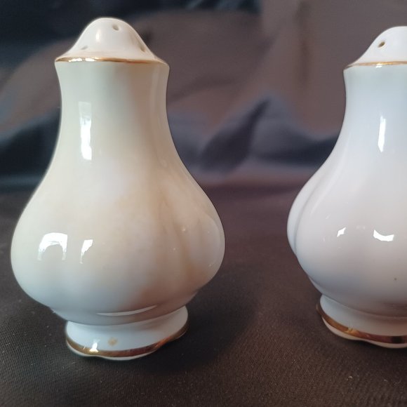 Vintage Royal Albert Val D'Or Salt and Pepper shakers. - Picture 4 of 10